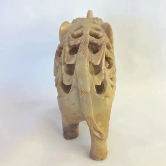 Hand carved elephant and baby - Picture 4 of 4